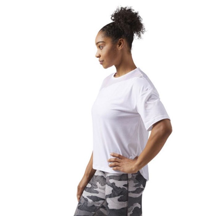 ⁦تيشيرت ريبوك لايت ويت ويفن للنساء لون أبيض - Reebok Women's Lightweight Woven T-Shirt - White⁩ - الصورة ⁦3⁩