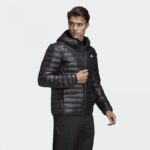 ⁦adidas Men's Varilite Hooded Down Jacket -Black- جاكيت اديداس للرجال لون أسود⁩ - الصورة ⁦3⁩