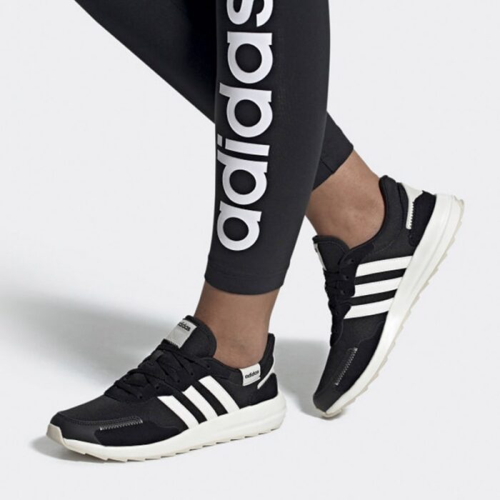 ⁦adidas Retrorun Shoes - Black⁩ - الصورة ⁦2⁩