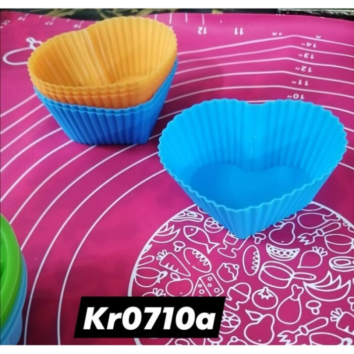 1028083_67db38fc57274 كب كيك سيليكون بتصميم قلب 6 قطع - حسب اللون المتوفر في المخازن - الصورة 1