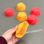 ⁦كب كيك سليكون وردة 6 قطع - حسب اللون المتوفر في المخازن⁩ - الصورة ⁦2⁩