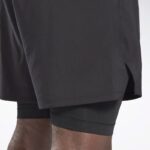 ⁦Reebok Mens' Epic Two-in-One Short - شورت ريبوك ايبك تو ان ون للرجال لون أسود⁩ - الصورة ⁦5⁩