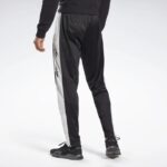 ⁦Reebok Mens' Te Vector Track Pants - بنطلون ريبوك تي فيكتور للرجال لون أسود⁩ - الصورة ⁦3⁩