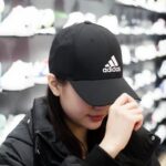 ⁦adidas LIGHTWEIGHT EMBROIDERED BASEBALL CAP - Black- طاقية اديداس لايت ويت بيسبول للجنسين لون اسود⁩ - الصورة ⁦6⁩