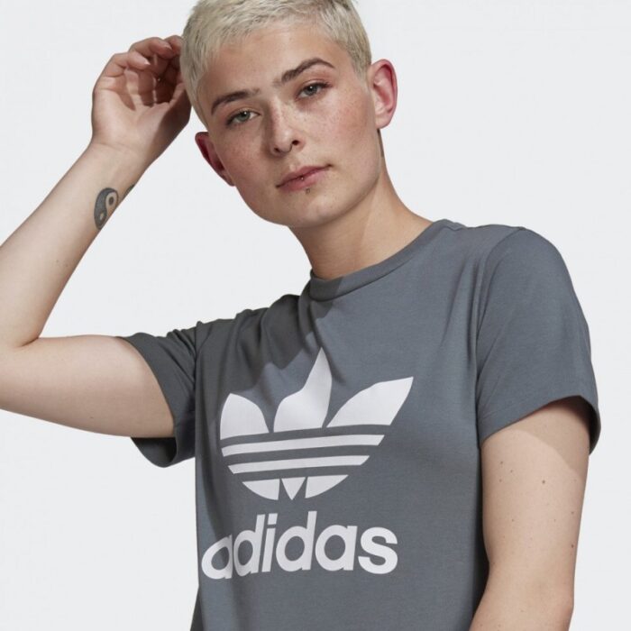 ⁦adidas Women's Classics Trefoil T-Shirt - تيشيرت اديداس كلاسيك تريفول للنساء لون رمادي⁩ - الصورة ⁦4⁩