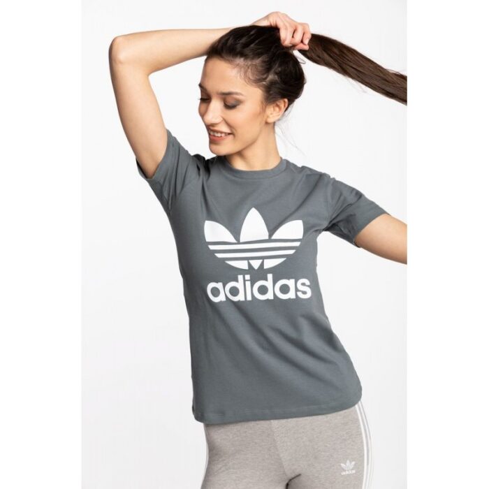 ⁦adidas Women's Classics Trefoil T-Shirt - تيشيرت اديداس كلاسيك تريفول للنساء لون رمادي⁩ - الصورة ⁦6⁩
