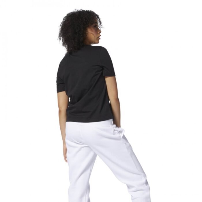 ⁦تيشيرت ريبوك ايه سي بشعار كبير كلاسيك للنساء لون أسود - Reebok Women's AC GR T-Shirt - Black⁩ - الصورة ⁦3⁩