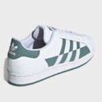 ⁦adidas Originals Superstar Shoes - حذاء اديداس سوبرستار للرجال لون أبيض⁩ - الصورة ⁦2⁩