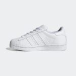 ⁦adidas Kids' Superstar Shoes - White⁩ - الصورة ⁦6⁩