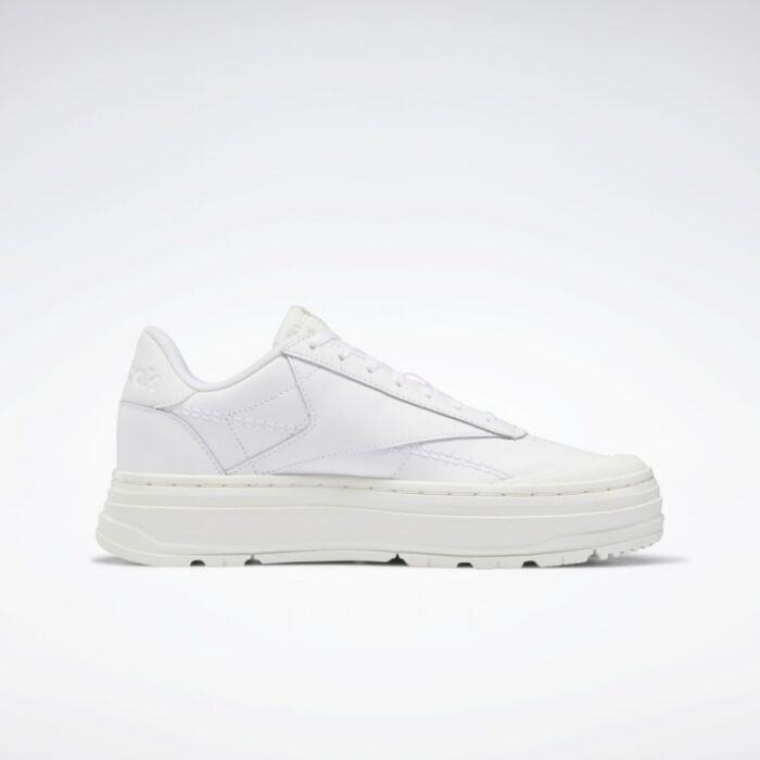 ⁦Reebok Women's Club C Double Geo Shoes- حذاء ريبوك كلو سي دبل جيو للنساء لون أبيض⁩ - الصورة ⁦3⁩