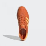 ⁦adidas Womens' SAMBAROSE Shoes - Orange- حذاء اديداس سامبا روز للنساء لون برتقالي ونعل أبيض⁩ - الصورة ⁦2⁩