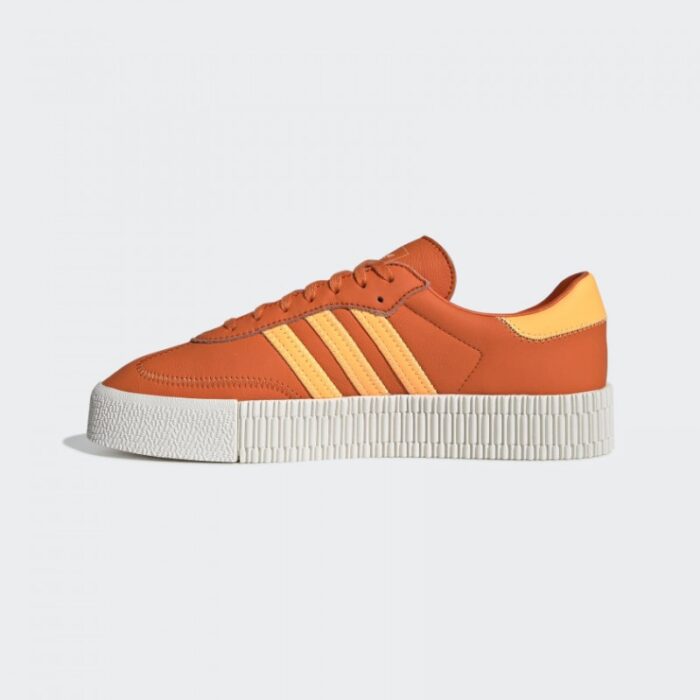 ⁦adidas Womens' SAMBAROSE Shoes - Orange- حذاء اديداس سامبا روز للنساء لون برتقالي ونعل أبيض⁩ - الصورة ⁦5⁩