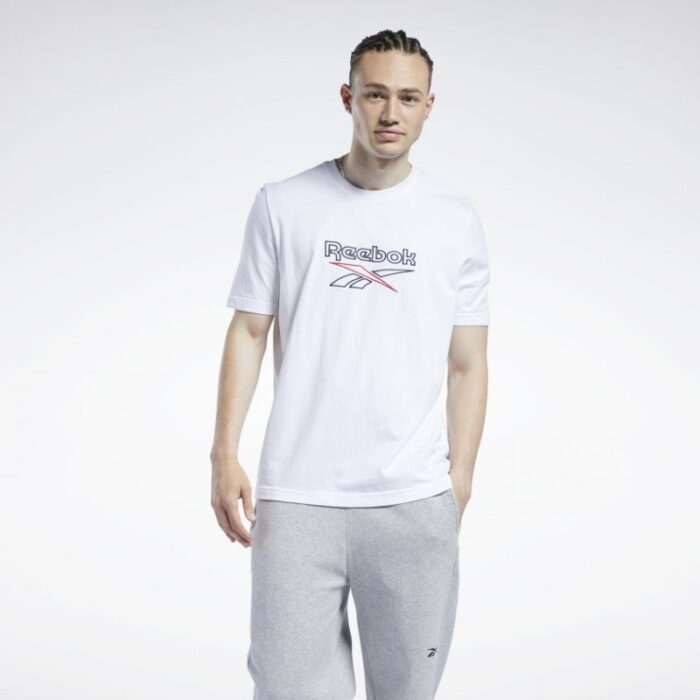 ⁦Reebok Mens' Classic Vector T Shirt- تيشيرت ريبوك كلاسيك فيكتور للرجال لون أبيض⁩ - الصورة ⁦2⁩