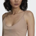 ⁦adidas 2000 Luxe Bra Top - Beige صدرية اديداس 2000 لوكس للنساء لون بيج⁩ - الصورة ⁦5⁩