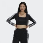 ⁦تيشيرت قصير بطباعة ثلاث خطوط مع أكمام طويلة من اديداس بلوزه رياضية للنساء لون أسود Adidas STUDIO LOUNGE RIBBED CROPPED LONG SLEEVE TEE⁩ - الصورة ⁦2⁩