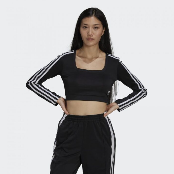 ⁦تيشيرت قصير بطباعة ثلاث خطوط مع أكمام طويلة من اديداس بلوزه رياضية للنساء لون أسود Adidas STUDIO LOUNGE RIBBED CROPPED LONG SLEEVE TEE⁩ - الصورة ⁦2⁩