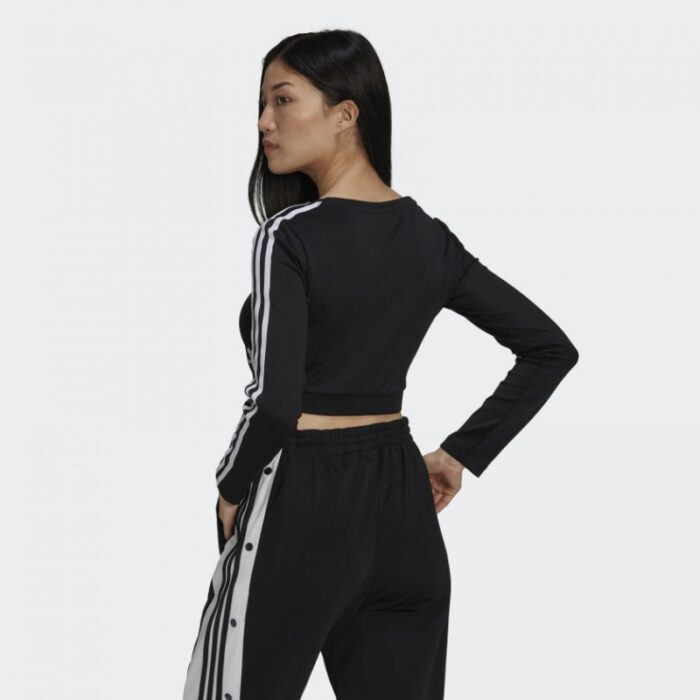 ⁦تيشيرت قصير بطباعة ثلاث خطوط مع أكمام طويلة من اديداس بلوزه رياضية للنساء لون أسود Adidas STUDIO LOUNGE RIBBED CROPPED LONG SLEEVE TEE⁩ - الصورة ⁦3⁩