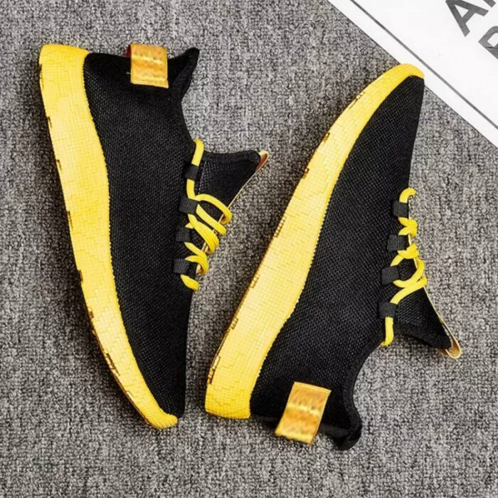 10304591_67db0ef91dbed حذاء سبورت شبابي لون أسود ونعل أصفر - الصورة 1