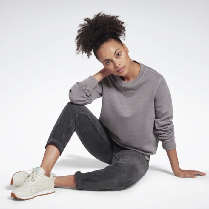 ⁦Reebok CL F WASHED CREW⁩ - الصورة ⁦2⁩