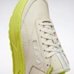 ⁦حذاء ريبوك كلوب سي دبل جيو للنساء لون طحيني وأصفر - Reebok Women's Club C Double GEO Shoes⁩ - الصورة ⁦7⁩