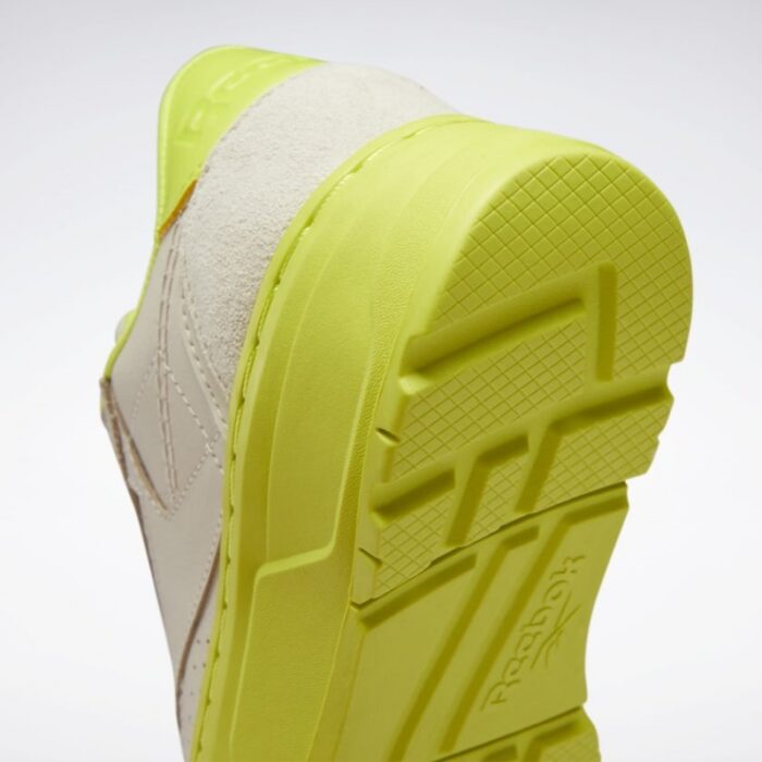 ⁦حذاء ريبوك كلوب سي دبل جيو للنساء لون طحيني وأصفر - Reebok Women's Club C Double GEO Shoes⁩ - الصورة ⁦8⁩