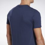 ⁦تيشيرت ريبوك جي اس لينر ريد للرجال لون كحلي - Reebok Men's GS Linear Read T-Shirt- Navy⁩ - الصورة ⁦5⁩