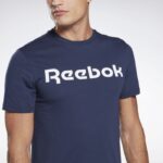 ⁦تيشيرت ريبوك جي اس لينر ريد للرجال لون كحلي - Reebok Men's GS Linear Read T-Shirt- Navy⁩ - الصورة ⁦6⁩