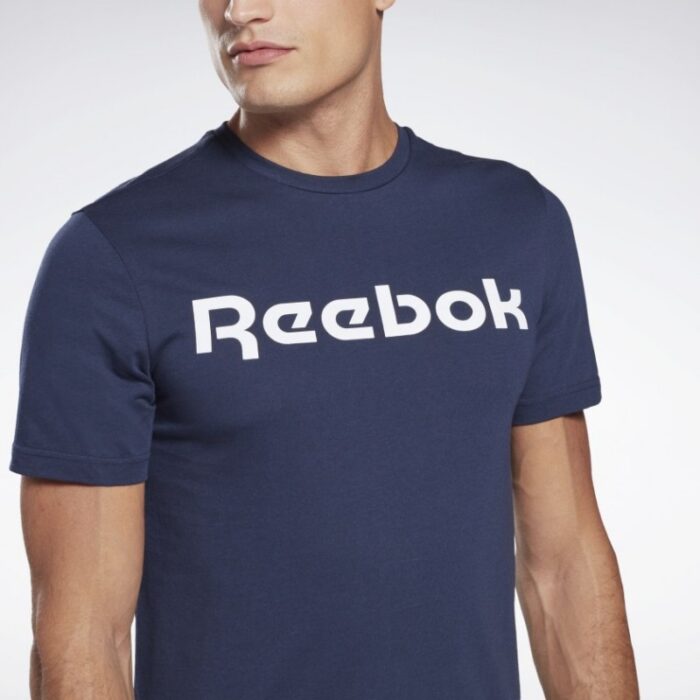 ⁦تيشيرت ريبوك جي اس لينر ريد للرجال لون كحلي - Reebok Men's GS Linear Read T-Shirt- Navy⁩ - الصورة ⁦6⁩