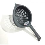 ⁦مصفاة بلاستيك بيد حجم صغير⁩ - الصورة ⁦2⁩