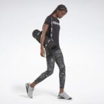⁦تيشيرت ريبوك اسينشيال جرافيك للنساء لون أسود - Reebok Women's Training Essential Graphic T-Shirt - Black⁩ - الصورة ⁦2⁩