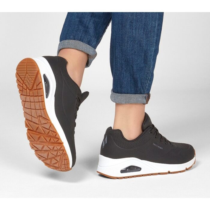 ⁦حذاء سكيتشرز أونو – ستاند اون اير للنساء لون أسود ونعل أبيض- Skechers Women's Uno - Stand on Air Shoes⁩ - الصورة ⁦2⁩