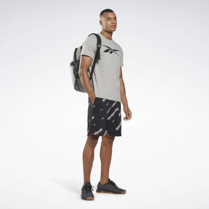 ⁦Reebok Mens' Graphic Series Vector Tee Grey- تيشيرت ريبوك جرافيك سيريس فيكتور للرجال لون رمادي⁩ - الصورة ⁦2⁩
