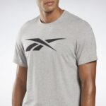 ⁦Reebok Mens' Graphic Series Vector Tee Grey- تيشيرت ريبوك جرافيك سيريس فيكتور للرجال لون رمادي⁩ - الصورة ⁦4⁩
