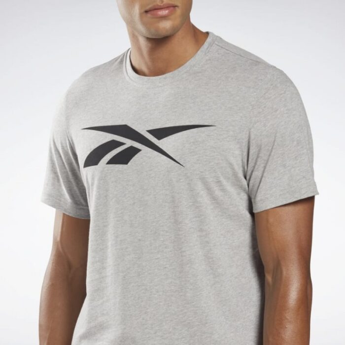 ⁦Reebok Mens' Graphic Series Vector Tee Grey- تيشيرت ريبوك جرافيك سيريس فيكتور للرجال لون رمادي⁩ - الصورة ⁦4⁩