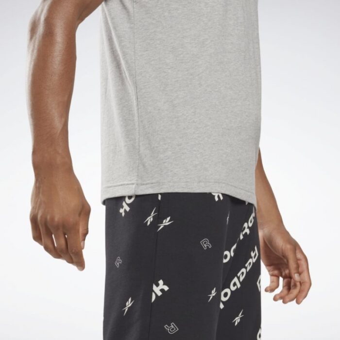 ⁦Reebok Mens' Graphic Series Vector Tee Grey- تيشيرت ريبوك جرافيك سيريس فيكتور للرجال لون رمادي⁩ - الصورة ⁦5⁩