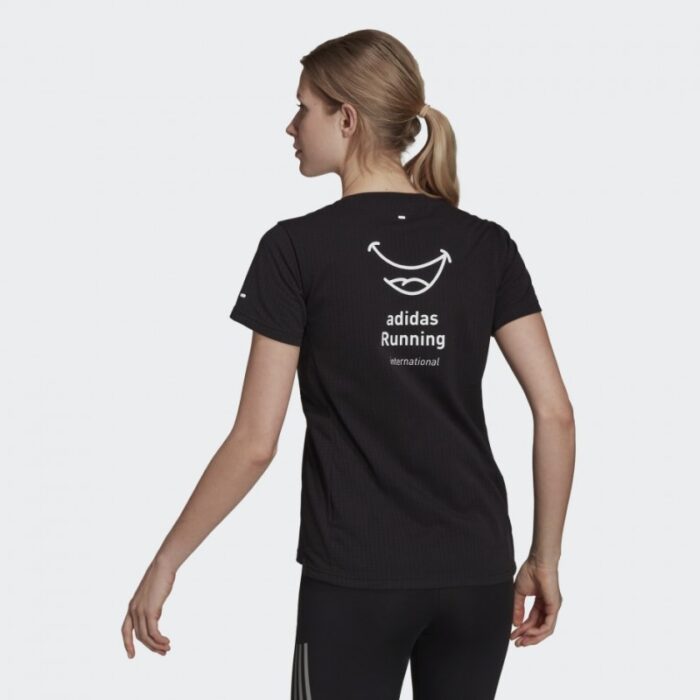⁦تيشيرت مع شعار الماركة نص كم من اديداس بلوزه رياضية للنساء لون أسود Adidas Signature Women T-shirt TEE⁩ - الصورة ⁦3⁩