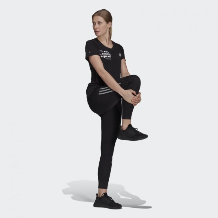 ⁦تيشيرت مع شعار الماركة نص كم من اديداس بلوزه رياضية للنساء لون أسود Adidas Signature Women T-shirt TEE⁩ - الصورة ⁦4⁩