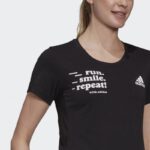 ⁦تيشيرت مع شعار الماركة نص كم من اديداس بلوزه رياضية للنساء لون أسود Adidas Signature Women T-shirt TEE⁩ - الصورة ⁦6⁩