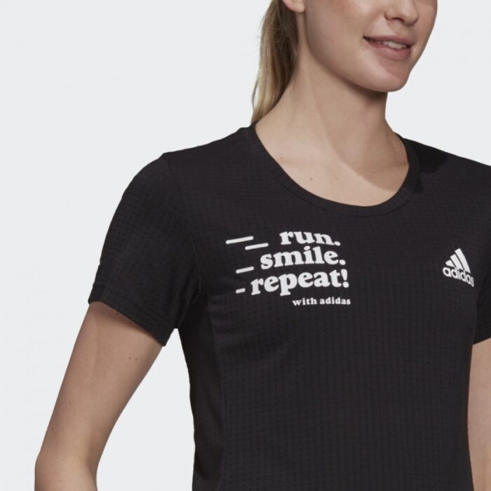⁦تيشيرت مع شعار الماركة نص كم من اديداس بلوزه رياضية للنساء لون أسود Adidas Signature Women T-shirt TEE⁩ - الصورة ⁦6⁩