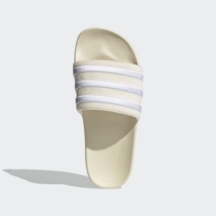 ⁦adidas Womens' Adilette Slides - White⁩ - الصورة ⁦4⁩