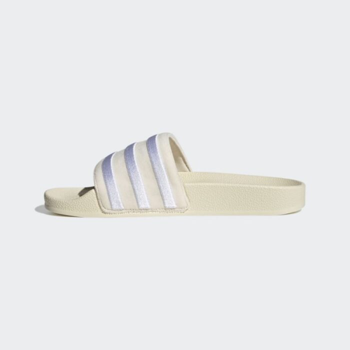⁦adidas Womens' Adilette Slides - White⁩ - الصورة ⁦6⁩