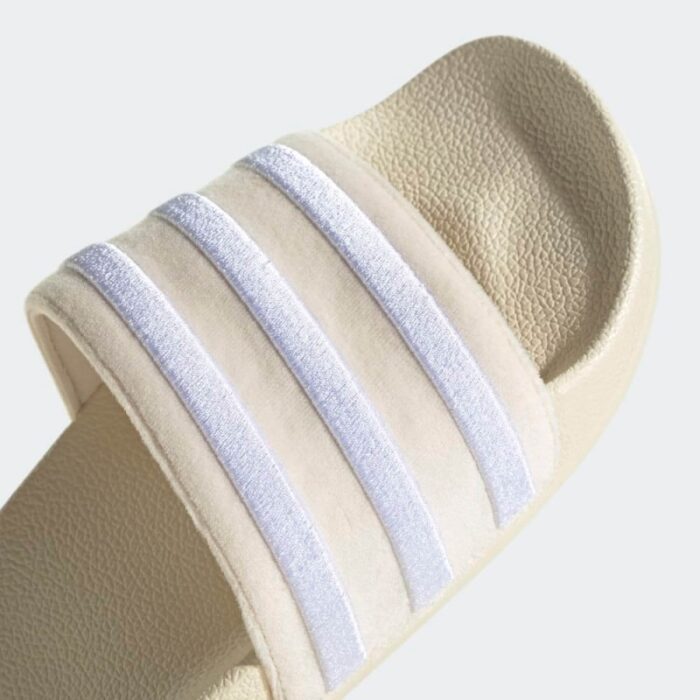 ⁦adidas Womens' Adilette Slides - White⁩ - الصورة ⁦9⁩
