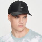 ⁦adidas Unisex' Satin Baseball Cap - Black- طاقية اديداس ستين بيسبول للجنسين لون اسود⁩ - الصورة ⁦7⁩