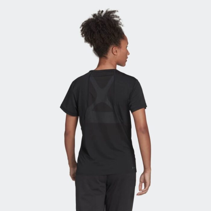 ⁦تيشيرت رياضي نص كم بطباعة شعار الماركة من اديداس بلوزه رياضية للنساء لون أسود Adidas STUDIO LOUNGE RIBBED CROPPED LONG SLEEVE TEE⁩ - الصورة ⁦5⁩