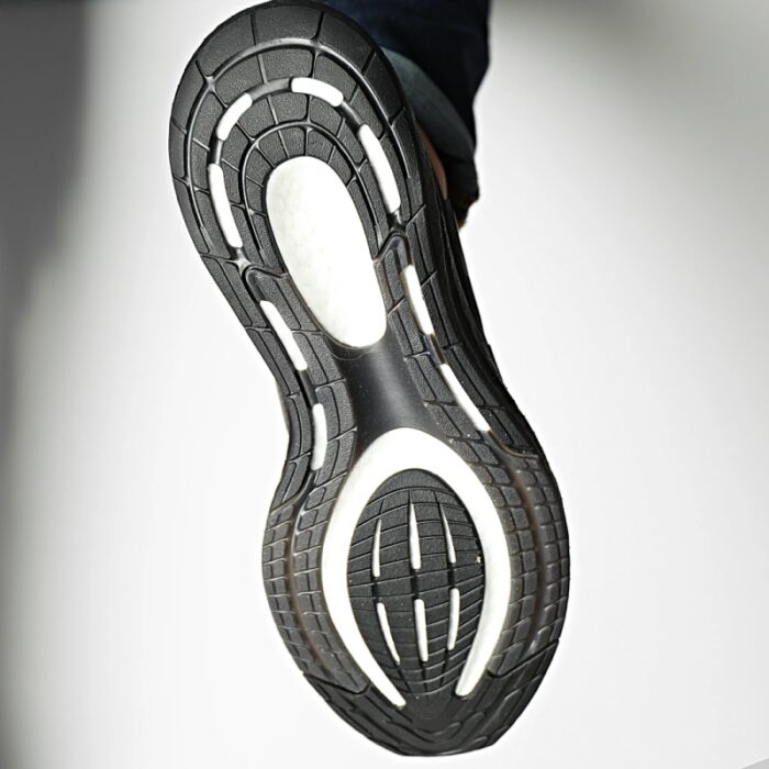 ⁦adidas Pureboost 22 Shoes - Black- حذاء اديداس بيور بوست 22 للرجال لون اسود⁩ - الصورة ⁦17⁩