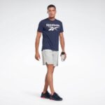 ⁦Reebok Mens' Workout Ready Supremium Graphic Tee- تيشيرت ريبوك وورك اوت للرجال لون كحلي⁩ - الصورة ⁦5⁩