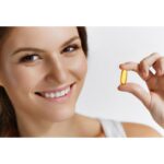 ⁦مرتبان كبسولات اللون الأصفر تفتيح البشرة وتوحيد اللون⁩ - الصورة ⁦2⁩