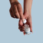 سيرم يرطب البشرة بشكل مكثف ويشد البشرة ويقلل الترهلات