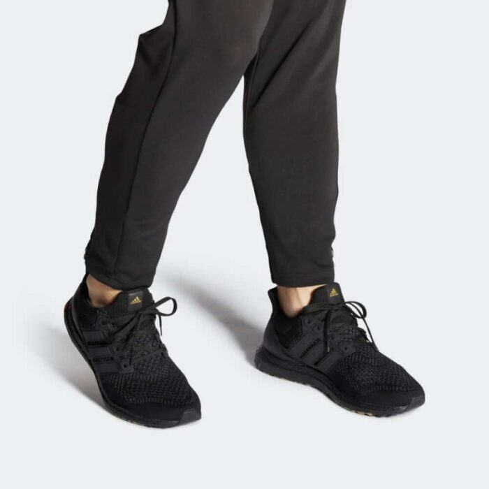 ⁦adidas Ultra Boost 1.0 DNA Shoes-Black- حذاء اديداس ألترا بوست 1.0 للجنسين لون أسود⁩ - الصورة ⁦2⁩