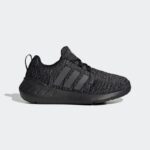 ⁦adidas Kids' Swift 22 Shoes – Black - حذاء اديداس سويفت 22 للأطفال لون أسود⁩ - الصورة ⁦2⁩